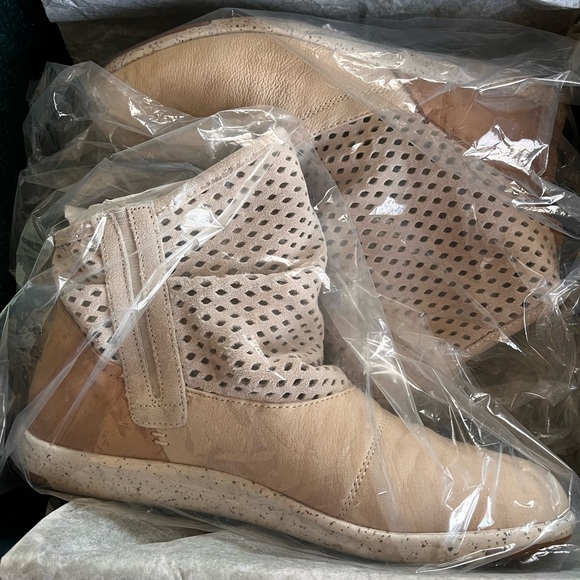 EMU Numeralla Perforated Ankle Booties - Picture 3 of 16